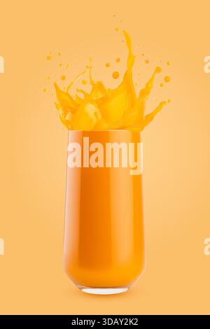 Frischer Mangosaft - helle fliegende Tropfen und Spritzer Saft im Glas auf orangem Hintergrund. Gesundes Bio-Getränk für Detox Diät Menü, Fitness Essen A Stockfoto
