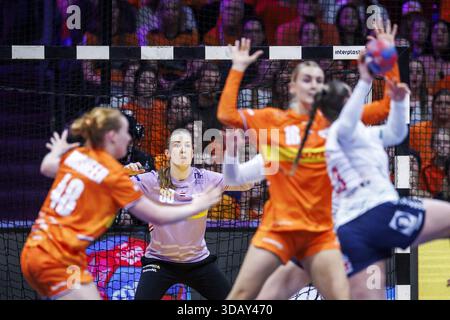 ROTTERDAM - Torhüterin Yara Ten holte (NED) im Halbfinale bei der Handball-Weltmeisterschaft zwischen den Niederlanden und Norwegen. ANP IRIS VAN DEN BROEK niederlande Out - belgien Out Credit: ANP/Alamy Live News Stockfoto