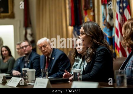 Washington, Vereinigte Staaten von Amerika. Dezember 2025. US-Präsident Donald Trump, links, hört zu, wie Landwirtschaftsminister Brooke Rollins, rechts, während eines Rundtischgesprächs mit Landwirtschaftsproduzenten im Kabinettssaal des Weißen Hauses am 8. Dezember 2025 in Washington, D.C. kommentiert. Trump kündigte einen 12 Milliarden Dollar schweren Rettungsplan für Landwirte an, der durch die Trump-Tarife verursacht wurde. Quelle: Abe McNatt/White House Photo/Alamy Live News Stockfoto