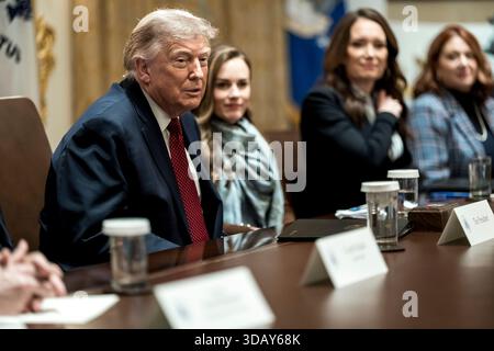 Washington, Vereinigte Staaten von Amerika. Dezember 2025. US-Präsident Donald Trump, links, hört während eines Rundtischgesprächs mit Landwirtschaftsproduzenten und Mitgliedern seines Kabinetts im Kabinettsaal des Weißen Hauses am 8. Dezember 2025 in Washington, D.C. Trump kündigte einen Rettungsplan von 12 Milliarden US-Dollar für Landwirte an, der durch die Trump Tariffs verursacht wurde. Quelle: Abe McNatt/White House Photo/Alamy Live News Stockfoto
