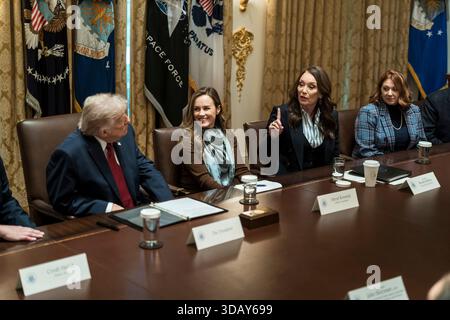 Washington, Vereinigte Staaten von Amerika. Dezember 2025. US-Präsident Donald Trump, links, sieht zu, wie Landwirtschaftsminister Brooke Rollins, rechts, während eines Rundtischgesprächs mit Landwirtschaftsproduzenten im Kabinettssaal des Weißen Hauses am 8. Dezember 2025 in Washington, D.C. kommentiert. Trump kündigte einen 12 Milliarden Dollar schweren Rettungsplan für Landwirte an, der durch die Trump-Tarife verursacht wurde. Quelle: Abe McNatt/White House Photo/Alamy Live News Stockfoto