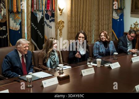 Washington, Vereinigte Staaten von Amerika. Dezember 2025. US-Präsident Donald Trump, links, lächelt als Landwirtschaftsminister Brooke Rollins, rechts, kommentierte während eines Rundtischgesprächs mit Landwirtschaftsproduzenten im Kabinettsaal des Weißen Hauses am 8. Dezember 2025 in Washington, D.C. Trump kündigte einen 12 Milliarden Dollar schweren Rettungsplan für Landwirte an, der durch die Trump-Tarife verursacht wurde. Quelle: Abe McNatt/White House Photo/Alamy Live News Stockfoto