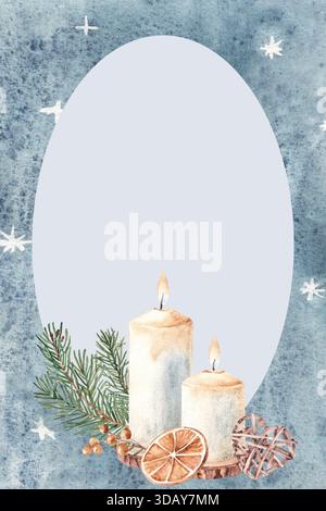 Wasserfarben Winter Weihnachtsrahmen mit Kerze, Tannenzweig und Schneeflocken Hintergrund. Festliche Kartenschablone mit ovalem Kopierraum für Grußkarte Stockfoto