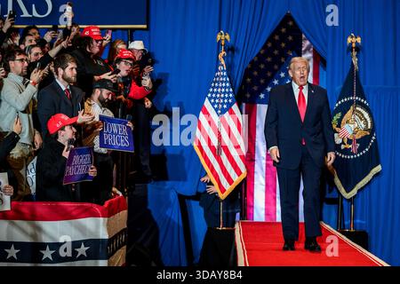Mount Pocono, Vereinigte Staaten von Amerika. Dezember 2025. US-Präsident Donald Trump kommt am 9. Dezember 2025 auf die Bühne für eine Kundgebung über die Wirtschaft im Mount Airy Casino Resort in Mount Pocono, Pennsylvania. Trump behauptete, dass die Wirtschaft trotz Arbeitsplatzverlusten und Inflation boomte. Quelle: Molly Riley/White House Photo/Alamy Live News Stockfoto