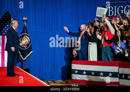 Mount Pocono, Vereinigte Staaten von Amerika. Dezember 2025. US-Präsident Donald Trump kommt am 9. Dezember 2025 auf die Bühne für eine Kundgebung über die Wirtschaft im Mount Airy Casino Resort in Mount Pocono, Pennsylvania. Trump behauptete, dass die Wirtschaft trotz Arbeitsplatzverlusten und Inflation boomte. Quelle: Molly Riley/White House Photo/Alamy Live News Stockfoto