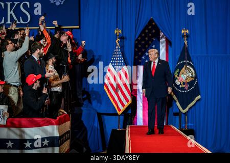 Mount Pocono, Vereinigte Staaten von Amerika. Dezember 2025. US-Präsident Donald Trump kommt am 9. Dezember 2025 auf die Bühne für eine Kundgebung über die Wirtschaft im Mount Airy Casino Resort in Mount Pocono, Pennsylvania. Trump behauptete, dass die Wirtschaft trotz Arbeitsplatzverlusten und Inflation boomte. Quelle: Molly Riley/White House Photo/Alamy Live News Stockfoto