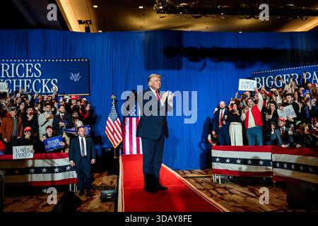 Mount Pocono, Vereinigte Staaten von Amerika. Dezember 2025. US-Präsident Donald Trump kommt am 9. Dezember 2025 auf die Bühne für eine Kundgebung über die Wirtschaft im Mount Airy Casino Resort in Mount Pocono, Pennsylvania. Trump behauptete, dass die Wirtschaft trotz Arbeitsplatzverlusten und Inflation boomte. Quelle: Molly Riley/White House Photo/Alamy Live News Stockfoto