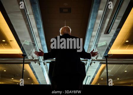 Mount Pocono, Vereinigte Staaten von Amerika. Dezember 2025. US-Präsident Donald Trump hält während einer Kampagne im Mount Airy Casino Resort am 9. Dezember 2025 in Mount Pocono, Pennsylvania, eine Rede. Trump behauptete, dass die Wirtschaft trotz Arbeitsplatzverlusten und Inflation boomte. Quelle: Molly Riley/White House Photo/Alamy Live News Stockfoto