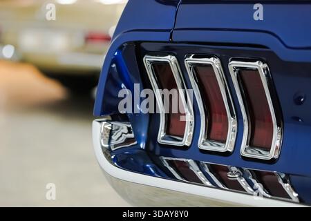 Schlussleuchte und Stoßfänger Nahaufnahme eines blauen amerikanischen Oldtimers. Rückansicht eines Oldtimers mit Kopierraum. Stockfoto