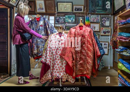 Die Wahl eines Kimonos ist der erste Schritt des Heian-Kimono-Miet-Erlebnisses in Nachikatsuura, Präfektur Wakayama, Japan. Eine breite Palette von Mustern und Farben hängt bereit für einen Spaziergang auf der Kumano-Kodo-Pilgerroute. Stockfoto