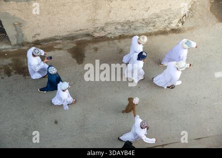 omanische Männer in weißer Djellaba auf der Straße in Nizwa, Oman Stockfoto