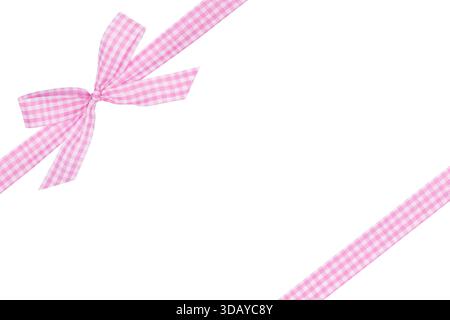 Farbband mit rosa und weißem Karomuster Schleife in Ecke isoliert auf weißem Hintergrund, Schnittpfad enthalten Stockfoto