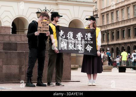 Demonstranten halten Schilder, die zur Freilassung politischer Gefangener aufrufen und Hongkong während einer Gedenkveranstaltung des Himmlischen Friedens unterstützen. Stockfoto