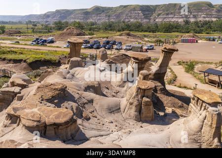 Atemberaubendes Panorama mit einzigartigen Hoodoo-Felsformationen im drumheller Valley, die die geologischen Wunder der kanadischen Badlands auf A hervorheben Stockfoto