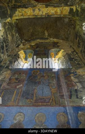 Kirche mit beeindruckenden Fresken und religiösen Darstellungen an den Wänden, Akhtala Kloster, Akhtala Stadt, Lorikeet Provinz, Armenien Stockfoto