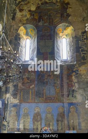 Historische Wandmalereien unter Fenstern in einem hellen Kircheninnenraum, Akhtala-Kloster, Akhtala-Stadt, Provinz Lorikeet, Armenien Stockfoto