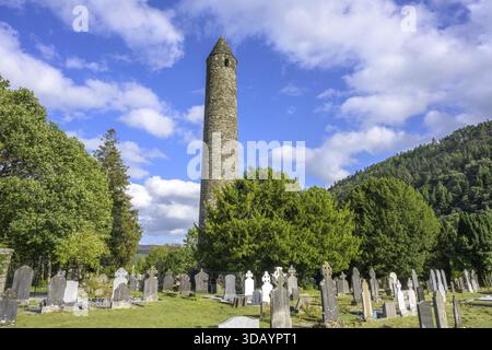 Round Tower and Cemetery, Glendalough, Wicklow Mountains National Park, Brockagh, County Wicklow, Irland Stockfoto
