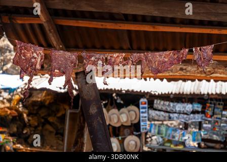 Räucherfleisch in der antiken Kirche San Juan Parangaricutiro, Michoacán, Mexiko Stockfoto