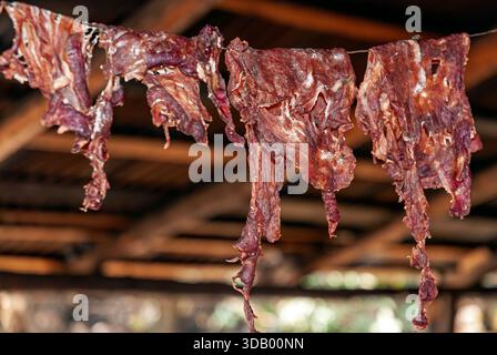 Räucherfleisch in der antiken Kirche San Juan Parangaricutiro, Michoacán, Mexiko Stockfoto
