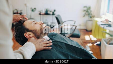 Friseur, Friseur und Stylist mit Mann im Stuhl zum Friseur, Friseur und Trimmen für Bartservice. Friseursalon, Termin und Leute mit Rasieren Stockfoto