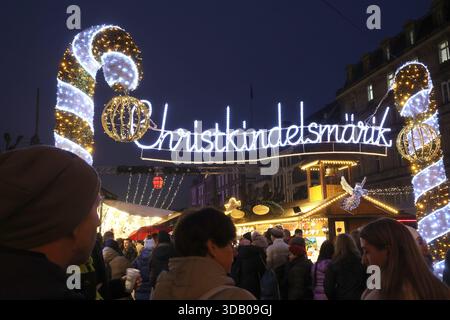 Straßburg, Frankreich. Dezember 2025. © PHOTOPQR/L'ALSACE/Jean-Marc LOOS ; Straßburg ; 12/12/2025 ; Le portique d'entrée du Christkindelsmarik le marché de à de la Place Broglie Noël Strasbourg le 12 décembre 2025. Straßburg; 12.12.2025; Weihnachtsmarkt am Place du Temple Neuf in Straßburg am 12. Dezember 2025. Quelle: MAXPPP/Alamy Live News Stockfoto