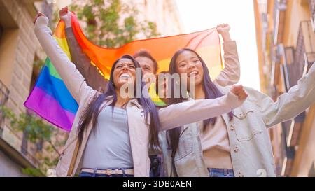 Verschiedene Freunde mit Regenbogenfahne feiern den Stolz der LGBT Stockfoto