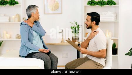 Beratung, Physiotherapeutin und reife Frau mit Verletzung an der Schulter, Wellness oder Gesundheit. Rehabilitation, Chiropraktiker und Schmerzkranke Stockfoto
