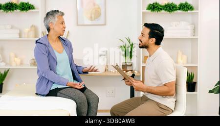 Beratung, reife Frau und Physiotherapeutin im Büro für Gesundheit, Wellness oder medizinische Beratung. Lächeln, Person und Physiotherapeut in der Klinik für Stockfoto