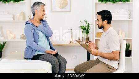 Beratung, reife Frau und Physiotherapeutin in der Praxis für Gesundheit, Wellness oder Schulterverletzung. Rehabilitation, Person und Physiotherapeut mit Stockfoto