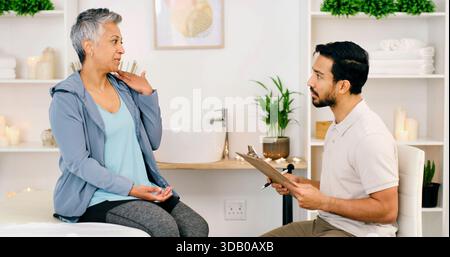 Beratung, Chiropraktiker und reife Frau mit Verletzung an der Schulter, Wellness und Gesundheit. Rehabilitation, Physiotherapeut und Schmerzkranke Stockfoto