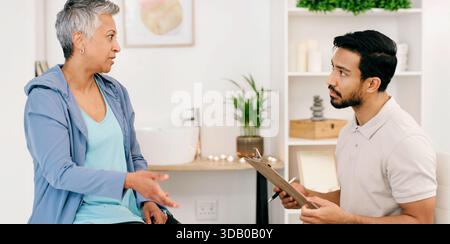 Rehabilitation, Physiotherapeutin und reife Frau in der Klinik für Erholung, Wellness oder Gesundheitsfragen. Beratung, Chiropraktiker und Person mit Stockfoto