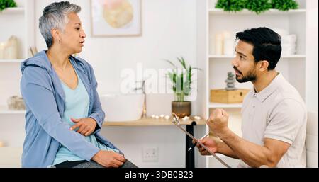 Rehabilitation, Chiropraktiker und reife Frau mit Armverletzung, Wellness und Gesundheitsfrage. Sprechstunde, Physiotherapeut und Schmerzkranke Stockfoto