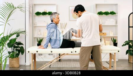 Physiotherapie, Beinstrecken oder Frau in der Klinik zur Beratung, Hilfe oder Mobilitätsprüfung in der Rehabilitation. Gesundheitswesen, reif oder Spezialist im Zentrum Stockfoto