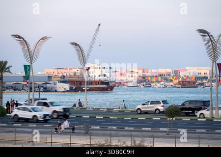 Doha, Katar - 10. Dezember 2025: Doha Corniche Road. Straßen und Straßenverkehr Stockfoto