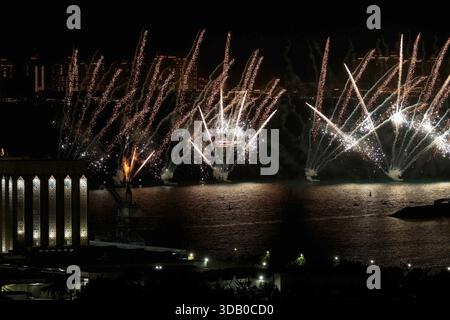 Doha, Katar - 06. Dezember 2025: Feuerwerk und Drohnenshow bei der Arabischen Pferderennweltmeisterschaft 2025 Mina Port Doha Katar Stockfoto