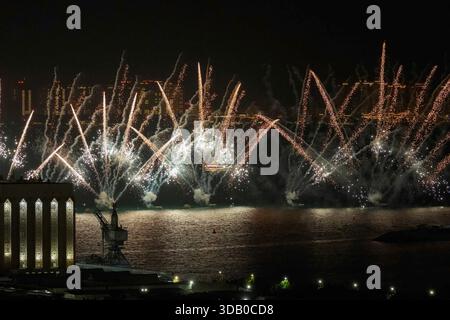 Doha, Katar - 06. Dezember 2025: Feuerwerk und Drohnenshow bei der Arabischen Pferderennweltmeisterschaft 2025 Mina Port Doha Katar Stockfoto