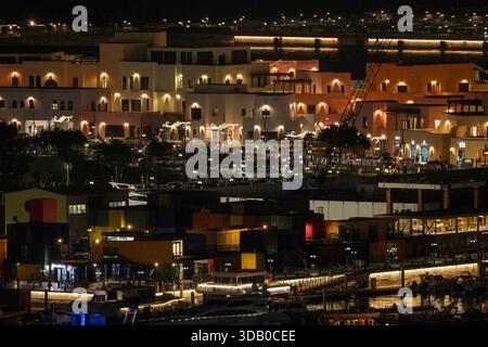 Doha, Katar - 10. Dezember 2025: Nächtlicher Blick auf die Sanierung des alten Hafens von Doha in den Stadtteil Mina Box Park Qatar Stockfoto