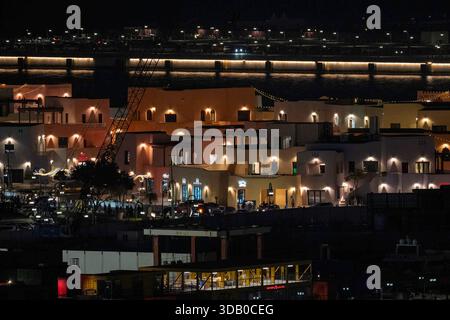Doha, Katar - 10. Dezember 2025: Nächtlicher Blick auf die Sanierung des alten Hafens von Doha in den Stadtteil Mina Box Park Qatar Stockfoto