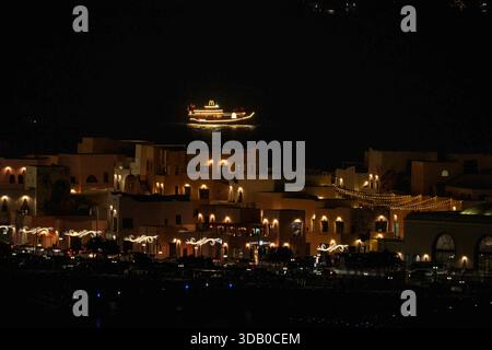Doha, Katar - 10. Dezember 2025: Nächtlicher Blick auf die Sanierung des alten Hafens von Doha in den Stadtteil Mina Box Park Qatar Stockfoto