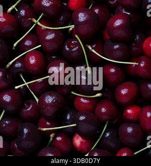 Nahaufnahme von oben auf frische Bio-Kirschen mit Tropfen Stockfoto