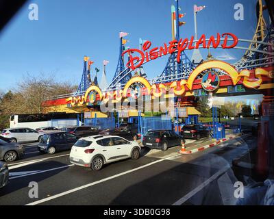 Frankreich, Paris - 30. Oktober 2025: Autos stehen an, um Disneyland zu erreichen Stockfoto