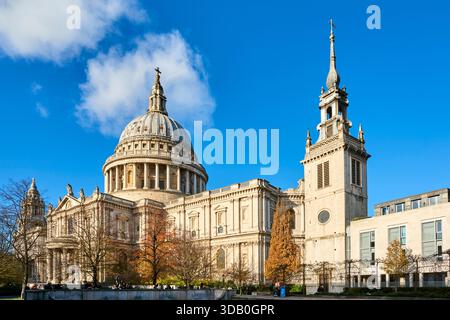 Äußere der St Paul's Cathedral, London UK, mit dem Turm von St. Augustine Stockfoto