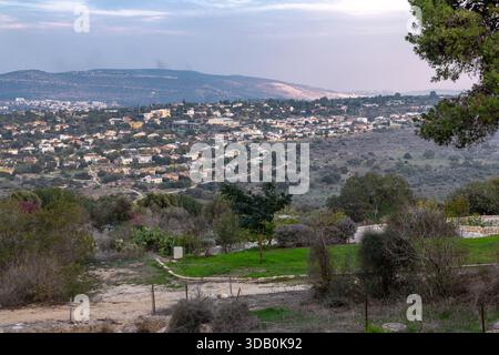 Panoramablick auf Hoshaya, eine kleine Berggemeinde im unteren Galiläa im Norden Israels, mit Häusern in Gruppen inmitten von Grün und sanften Hängen bei weichem Tageslicht Stockfoto