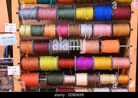 'IgA Kumihimo' aus IgA City, Präfektur Mie. Ein traditionelles japanisches Handwerk aus gewebtem Seidenfaden. Stockfoto