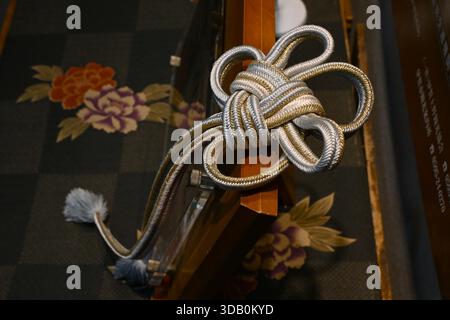 'IgA Kumihimo' aus IgA City, Präfektur Mie. Ein traditionelles japanisches Handwerk aus gewebtem Seidenfaden. Stockfoto