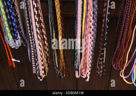 'IgA Kumihimo' aus IgA City, Präfektur Mie. Ein traditionelles japanisches Handwerk aus gewebtem Seidenfaden. Stockfoto