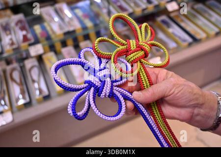 'IgA Kumihimo' aus IgA City, Präfektur Mie. Ein traditionelles japanisches Handwerk aus gewebtem Seidenfaden. Stockfoto