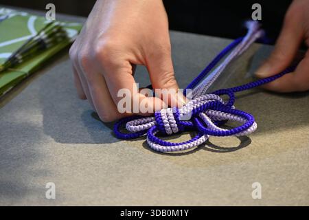 'IgA Kumihimo' aus IgA City, Präfektur Mie. Ein traditionelles japanisches Handwerk aus gewebtem Seidenfaden. Stockfoto