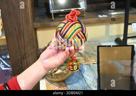 'IgA Kumihimo' aus IgA City, Präfektur Mie. Ein traditionelles japanisches Handwerk aus gewebtem Seidenfaden. Stockfoto