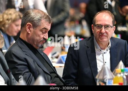 Markus SOEDER (Ministerpräsident Bayerns und CSU-Vorsitzender), re: Alexander DOBRINDT (Bundesminister des Innern). CSU-Parteitag 2025 am 12. Und 13. Dezember 2025 MESSE MÜNCHEN Stockfoto